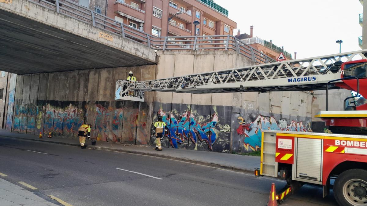 Intervención de bomberos en el puente de Puerta Nueva.