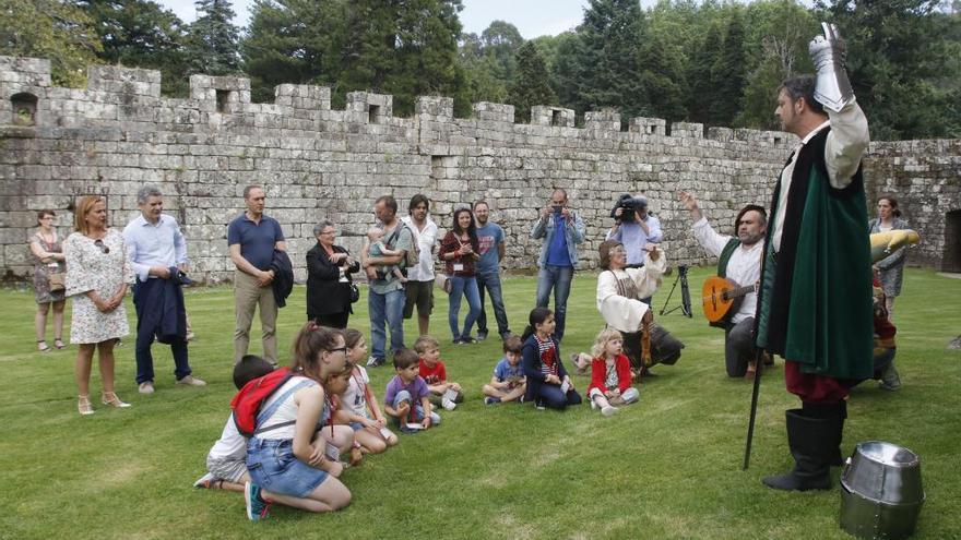 Un grupo de personas disfruta de las visitas teatralizadas al castillo de Soutomaior. / Alba Villar