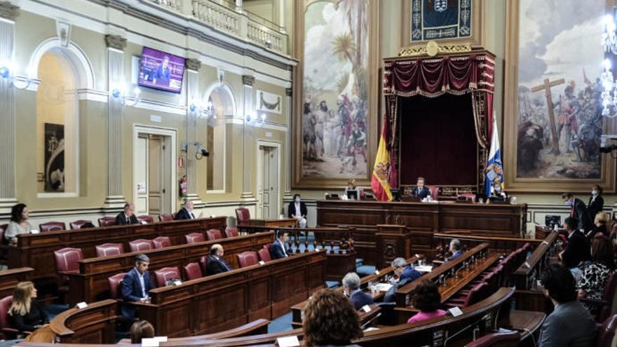 Primer pleno del Parlamento de Canarias en estado de alarma