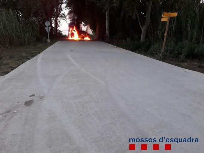 Accident amb el vehicle en flames a Vilanova de la Muga