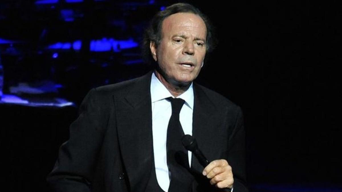 Julio Iglesias durante un concierto