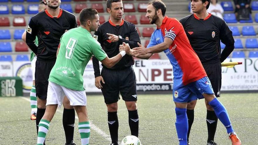 Dani y Pablo Acebal se saludan en el choque de Copa Federación disputado en Ganzábal.