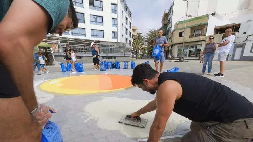Vecinos de Guanarteme reivindican la falta de sombra y zonas verdes haciendo una alfombra de sal con la imagen de un huevo frito