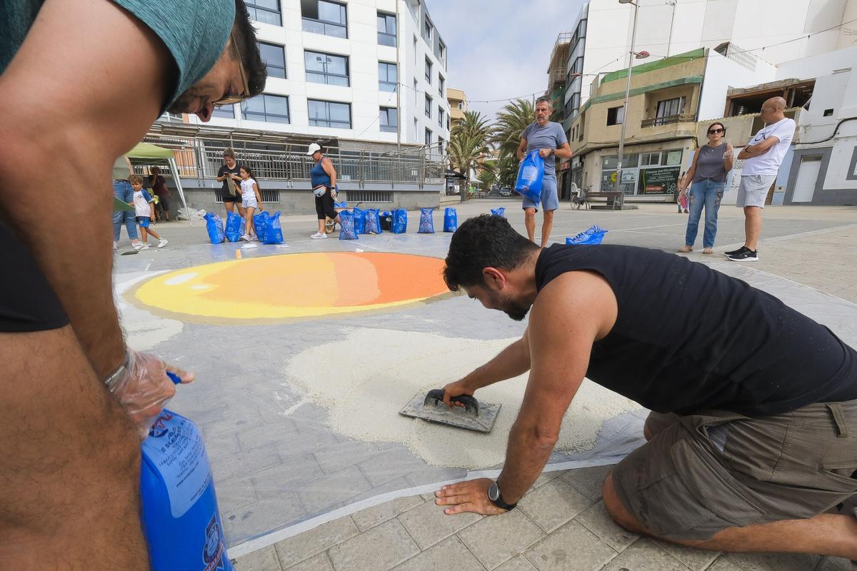 Vecinos de Guanarteme reivindican la falta de sombra y zonas verdes haciendo una alfombra de sal con la imagen de un huevo frito