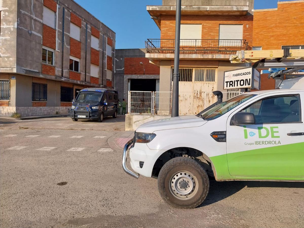 La Policía Nacional y técnicos de Iberdrola, durante el registro de la nave de Benifaió convertida en criadero de marihuana.