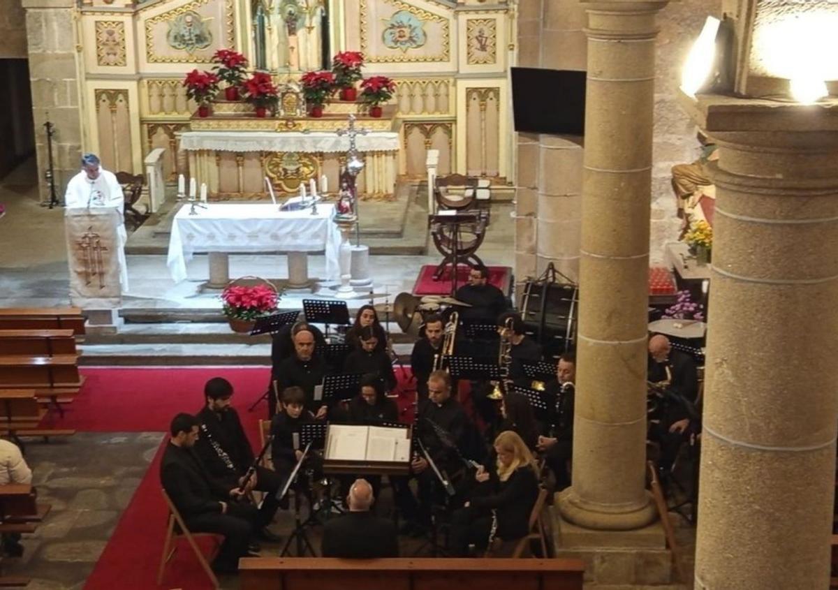 Concierto de la Banda de 
Bueu en la iglesia. |  S.Á.