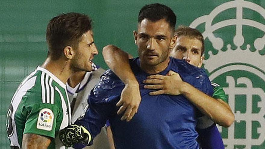 Los jugadores del Betis felicitan a Adán tras parar un penalti.