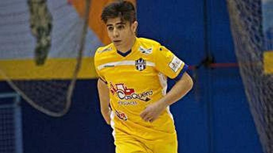 Un jugador del Atlético Benavente controla el esférico.