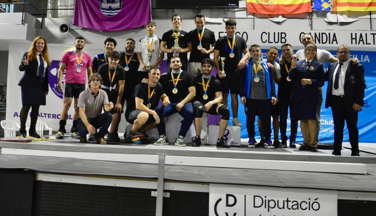 Equipo masculino del AC Gandia en el podio