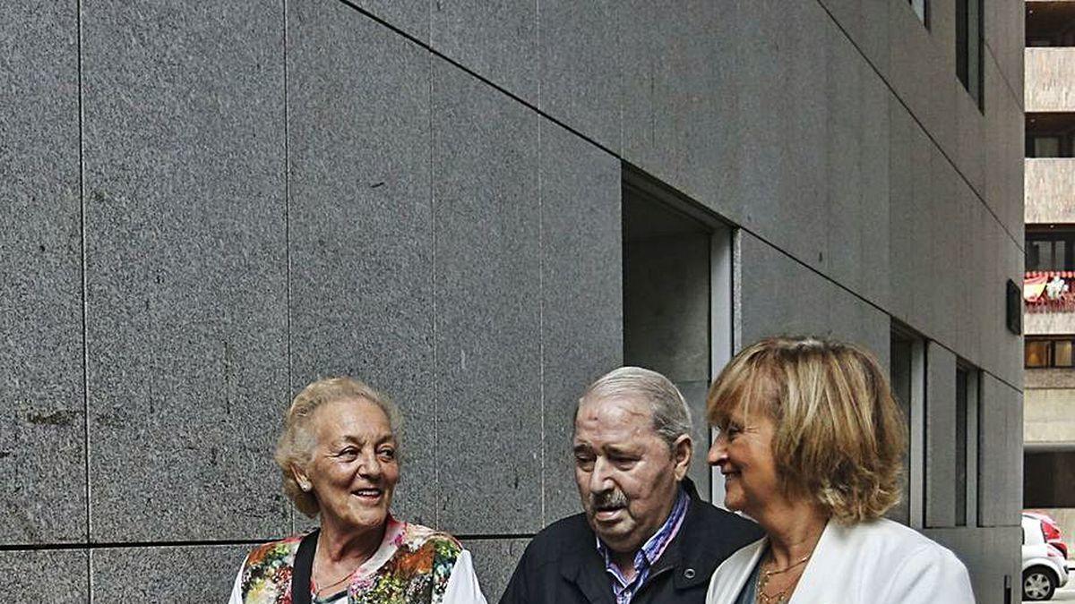 Villa, entre su esposa y la procuradora Laura Fernández Mijares.