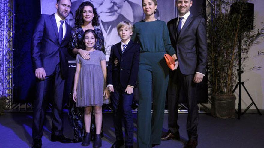 Jorge y Nacho Gómez, con sus parejas Sandra y Laura, y los pequeños Inés y Mateo.