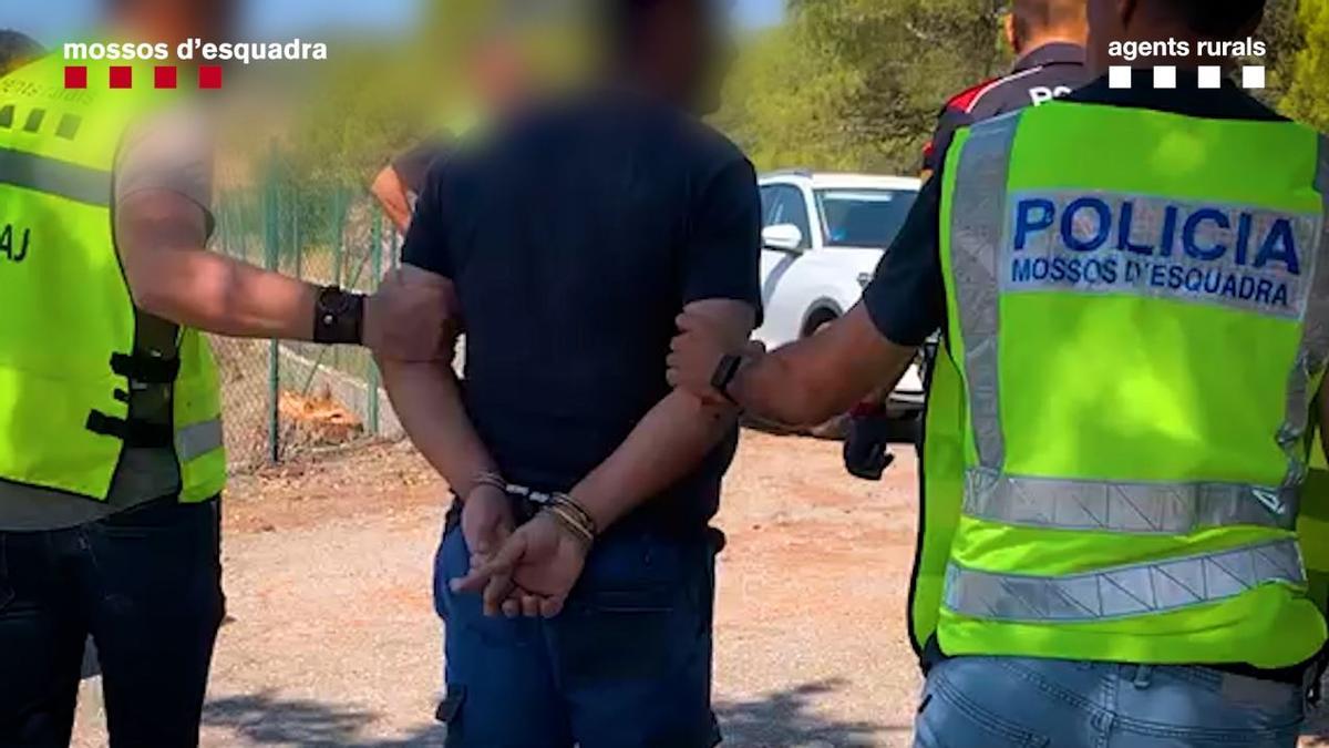 Moment de la detenció de l'acusat de ser el responable de l'incendi de Carme