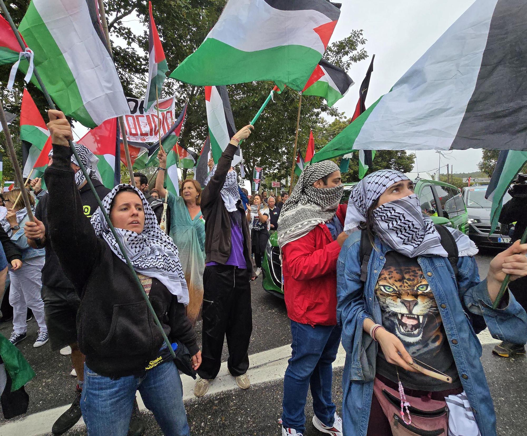 Concentraciones contra el equipo de Israel por el genocidio en Gaza durante el paso de La Vuelta por Pontevedra