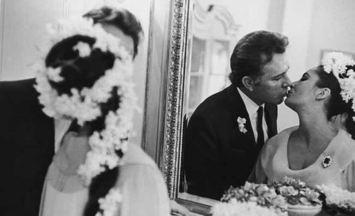 Liz Taylor y Richard Burton. Fue, con permiso de la de Lolita y Guillermo Furiase (sí, la del “si me queréis, irse”), la boda más faraónica: Cleopatra se casó con Marco Antonio. Y no una vez, sino dos: en 1964 y en 1975.