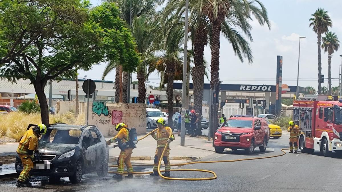 Arde un coche en la rotonda que da acceso al parque Lo Torrent en San Vicente del Raspeig