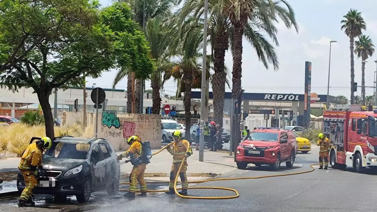 Los bomberos sofocan un incendio en un turismo en San Vicente del Raspeig
