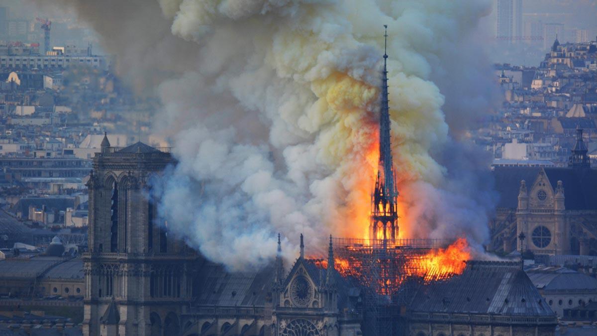 La caída de la torre principal de Notre Dame