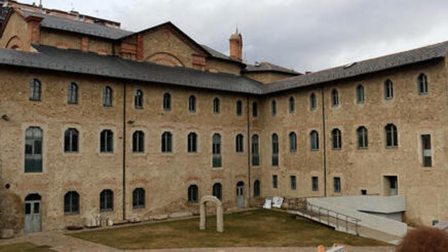 Exterior de l&#039;edifici que acull el Museu Cerdà, a Puigcerdà, i que fins al 1982 era un convent de clausura