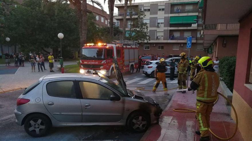 Los bomberos extinguen el fuego en un coche en la plaza Felipe Mallol de San Vicente