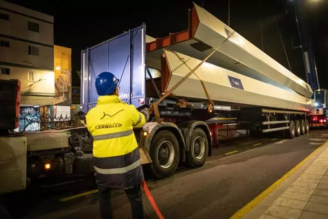 Ensamblaje de las piezas de la pasarela peatonal de Padre Anchieta