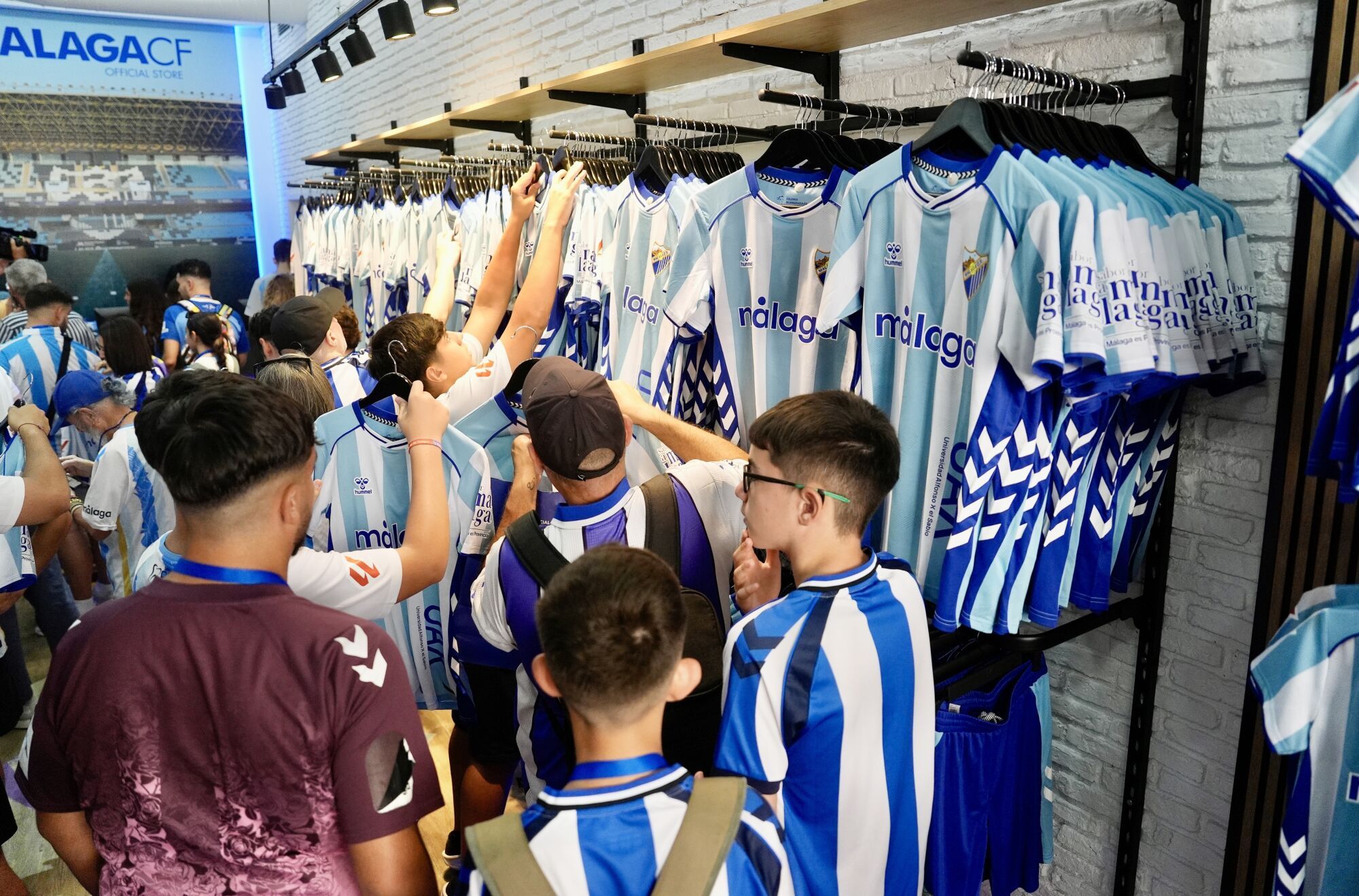 Locura malaguista por comprar la nueva camiseta del equipo