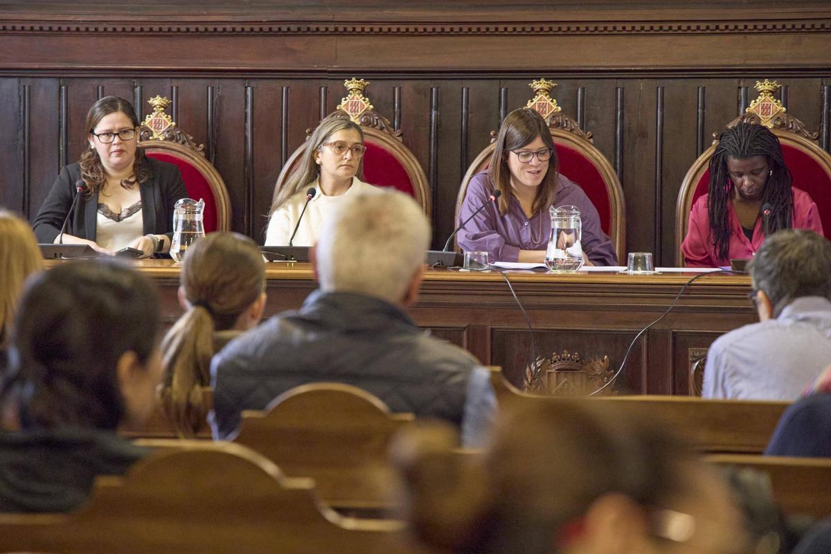 Les imatges de l'acte institucional del 8M a l'Ajuntament de Girona