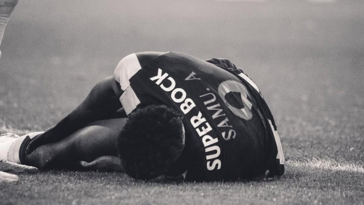 Samu Omorodion, doliéndose de su lesión