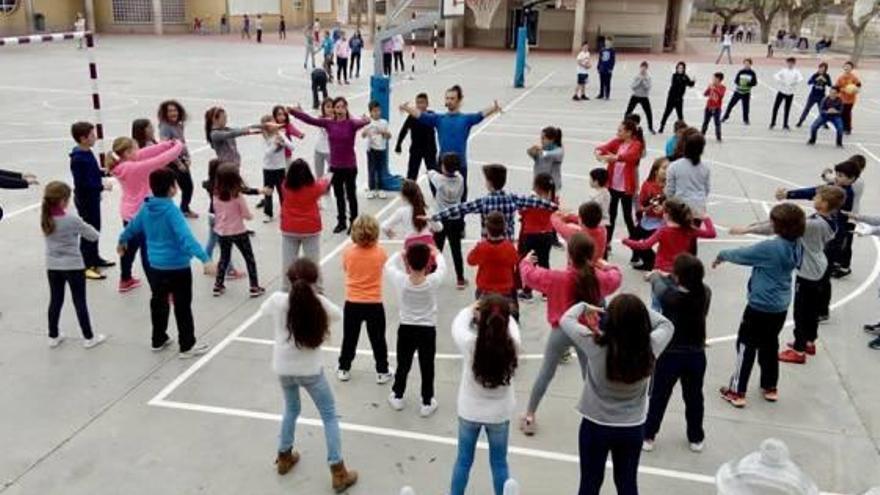 Estudiantes en un patio escolar.