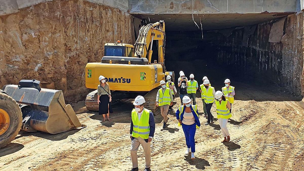 Caballero, Silva y Caride supervisaron, ayer, las obras de ejecución del túnel de Vialia.   | // MARTA G. BREA