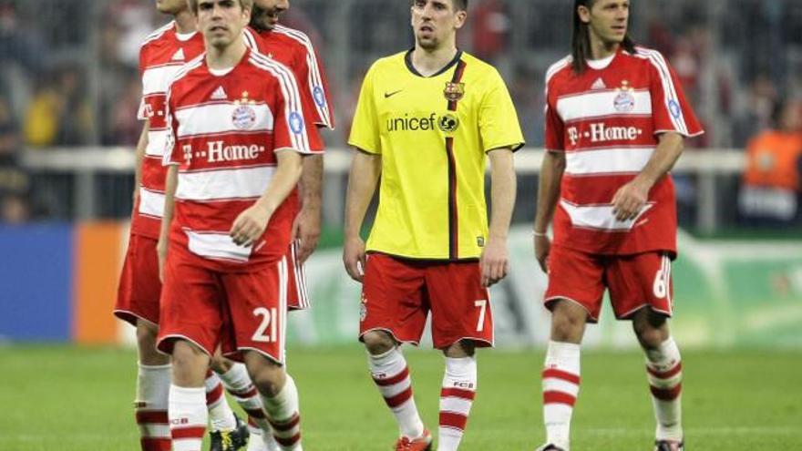 Christian Lell, Philipp Lahm, Hamit Altintop, Demichelis y Franck Ribery abandonan el césped del Allianz Arena tras su eliminación a manos del Barça.