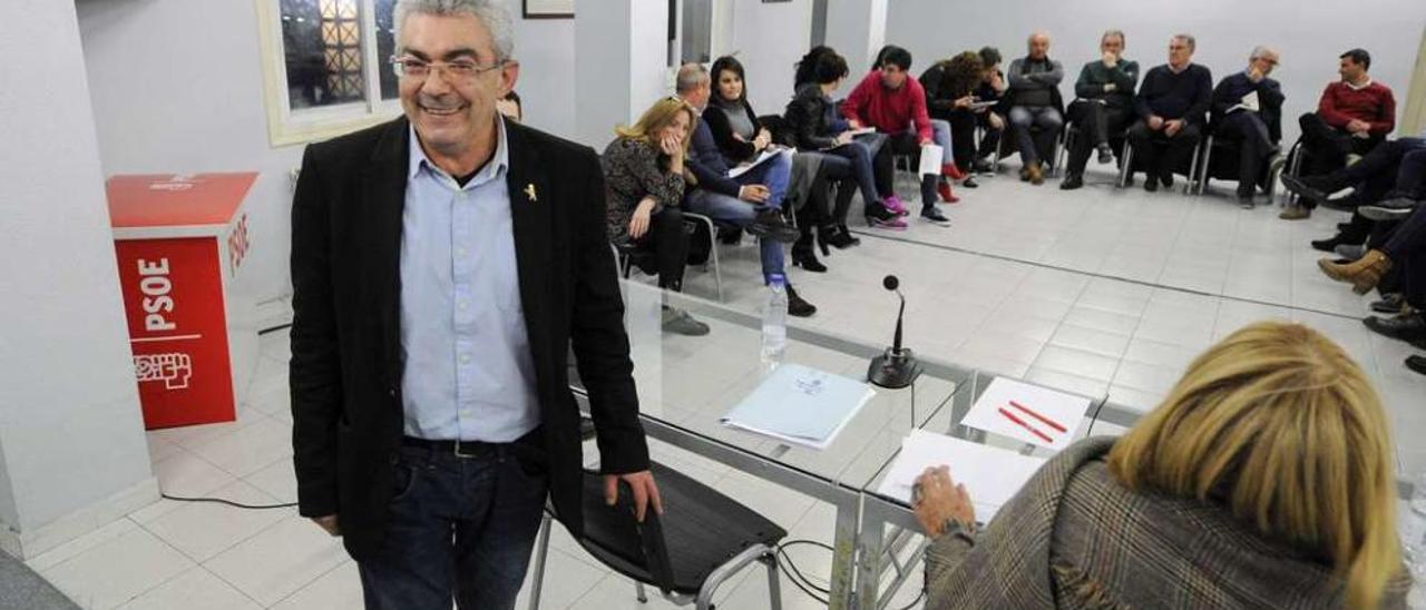 El secretario provincial del PSOE, de pie, momentos antes del inicio de la ejecutiva ordinaria. // Brais Lorenzo