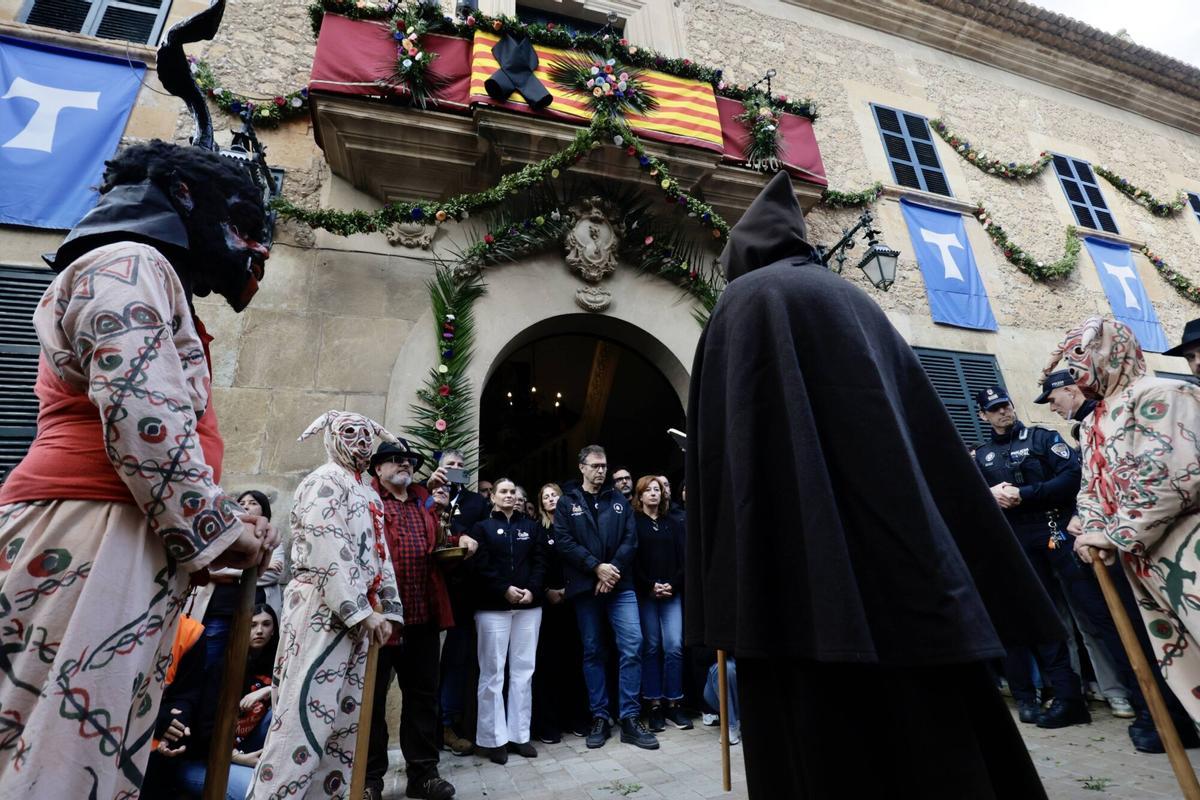 Un Sant Antoni amable y respetuoso llena Manacor de fiesta y humo