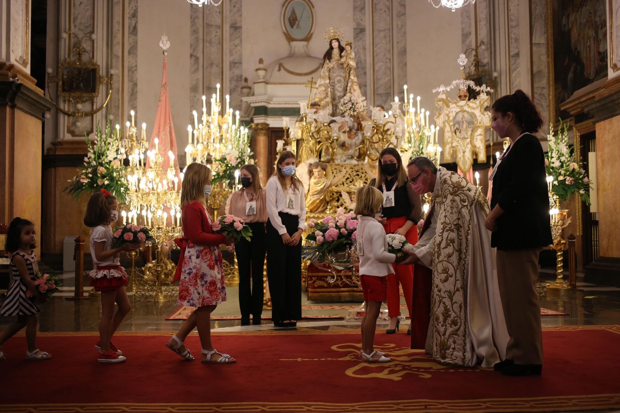 La ofrenda de las rosarieras a la Virgen, en imágenes