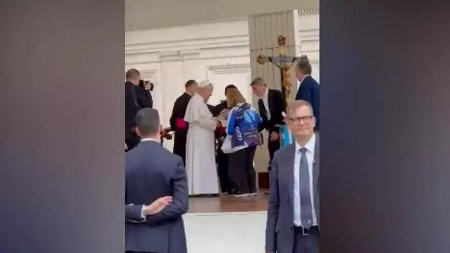 Entregan una invitación en mano al papa para que visite Porriño, el pueblo de sus antepasados