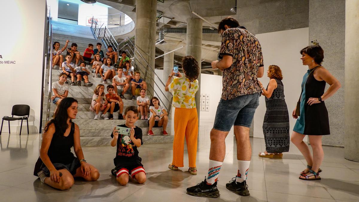 Los niños practican los ángulos y encuadres en un taller de fotografía.