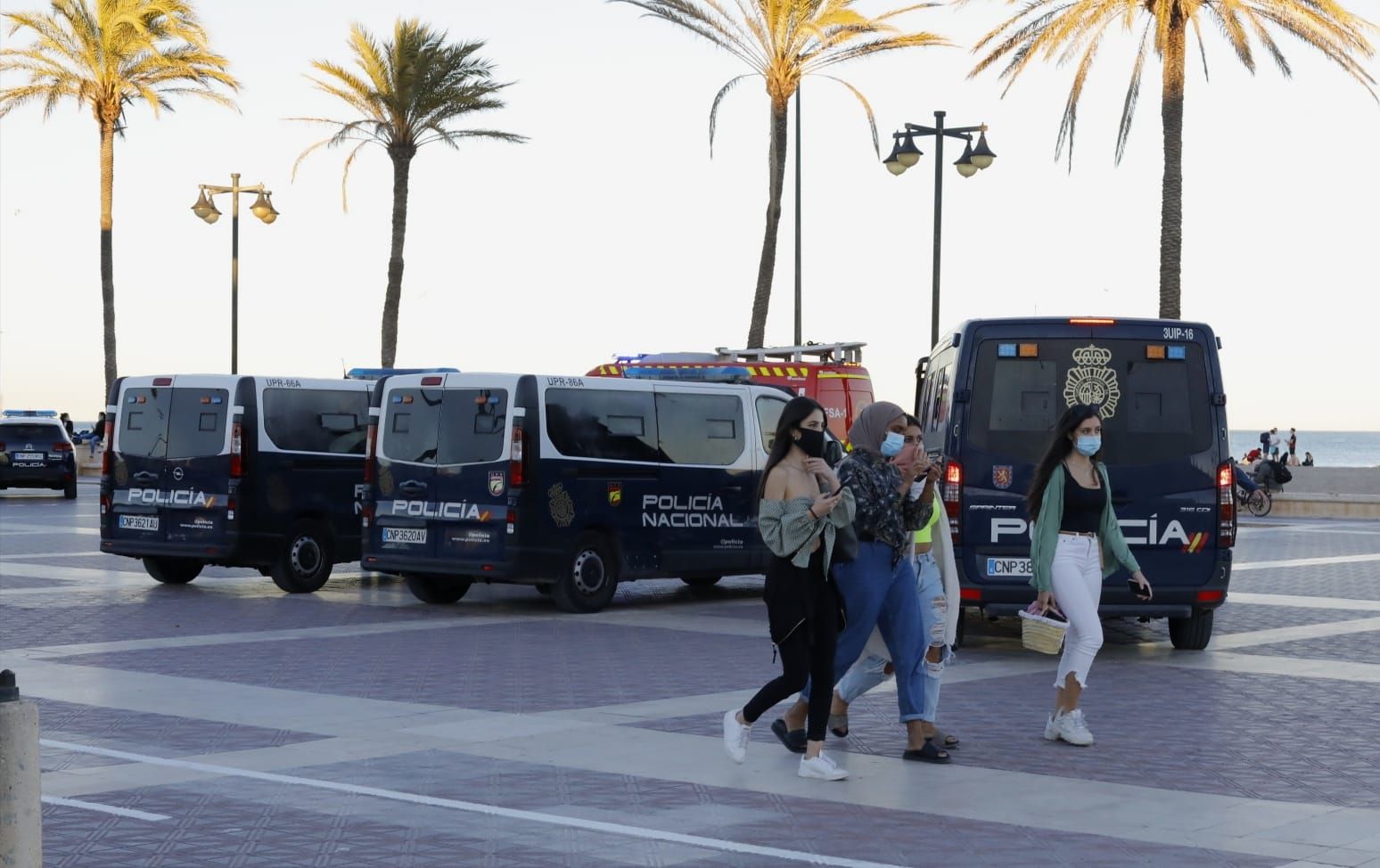 Buscan a un joven desaparecido en el agua de la playa de la Malva-rosa