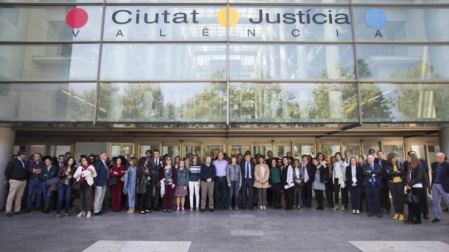Protesta de los Letrados de la Administración de Justicia a las puertas de la Ciudad de la Justicia de València.