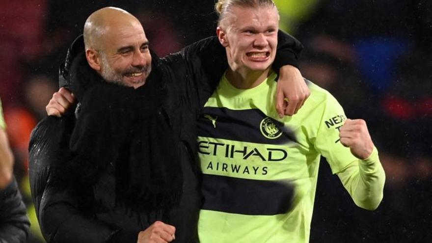 Guardiola y Haaland celebran el gol de penalti. |  // EFE