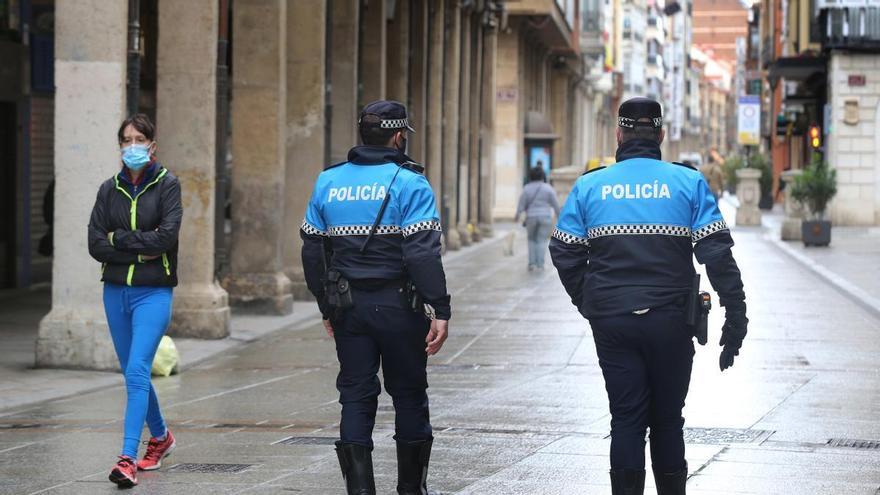 La Policía Local de Palencia reanima a un joven que sufrió un ataque epiléptico en plena calle