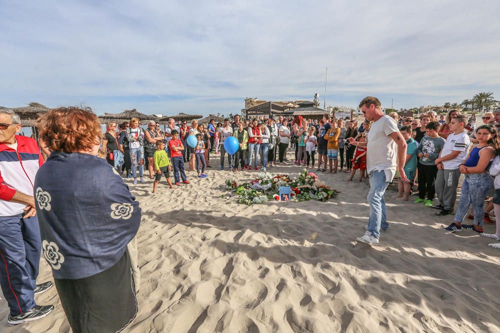 Vecinos de Orihuela Costa rinden homenaje al niño fallecido tras chocar con otro mientras jugaba