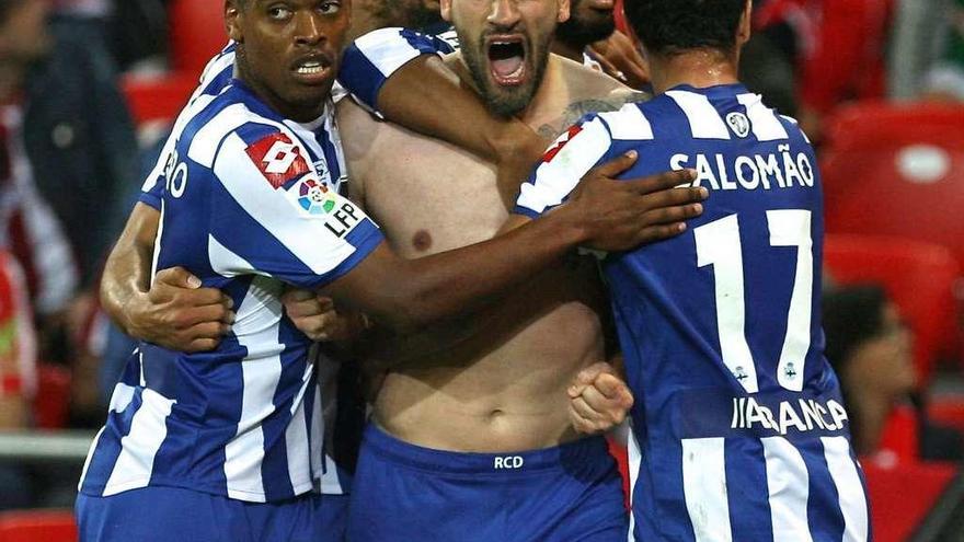 Alberto Lopo celebra su gol de 2015 en San Mamés abrazado por Cavaleiro, Borges, Sidnei y Salomão.