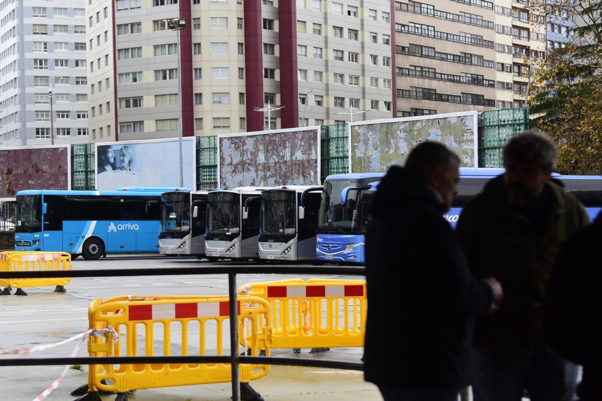 Buses parados en la estación de A Coruña por la segunda jornada de huelga del transporte coruñés