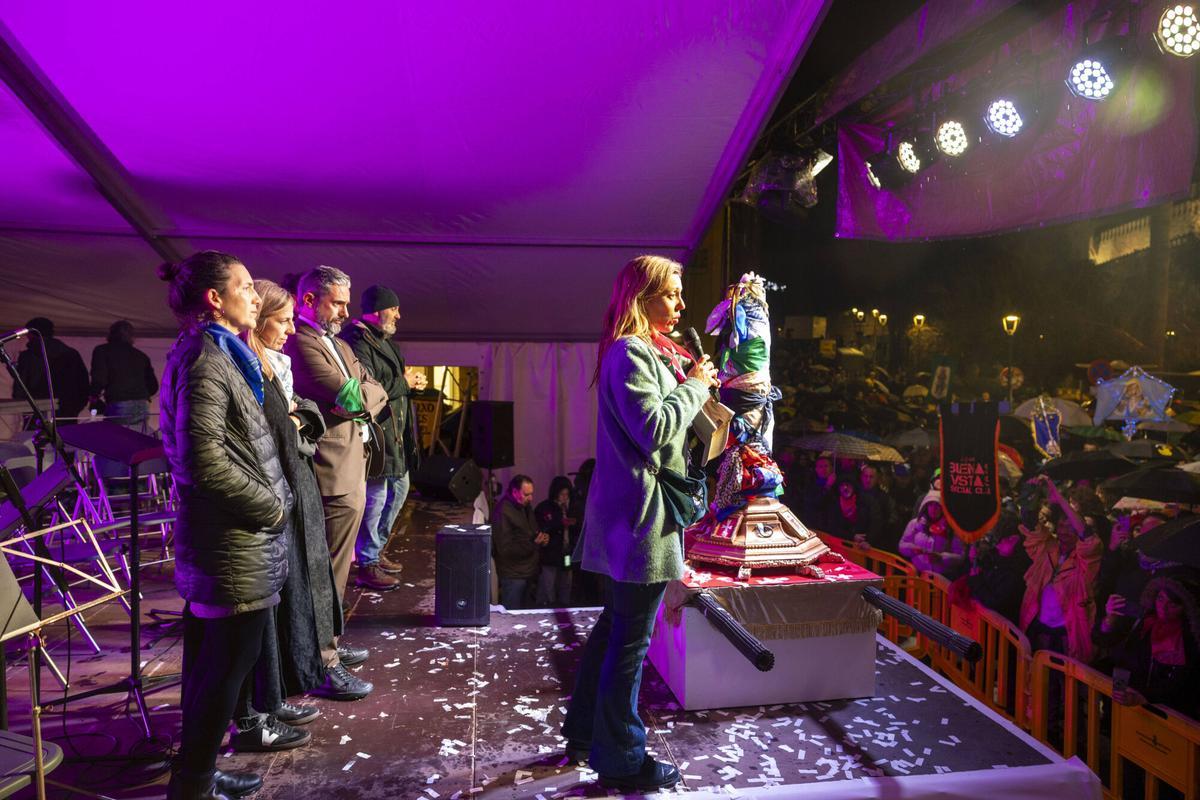 FOTOS | Las cofradías rinden un emotivo minuto de silencio por las víctimas del accidente de Córdoba: "Hemos decidido continuar con las fiestas para celebrar la vida"