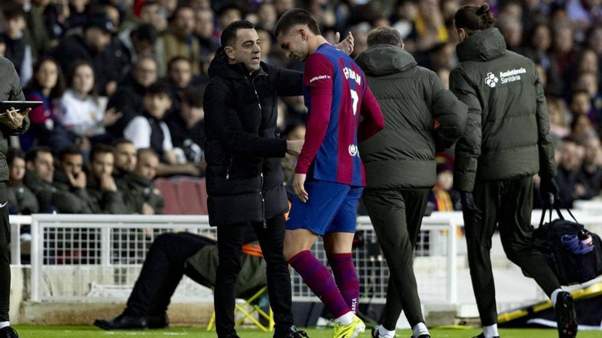 Ferran Torres, jugador del Barça, se retira lesionado en un partido contra Osasuna.