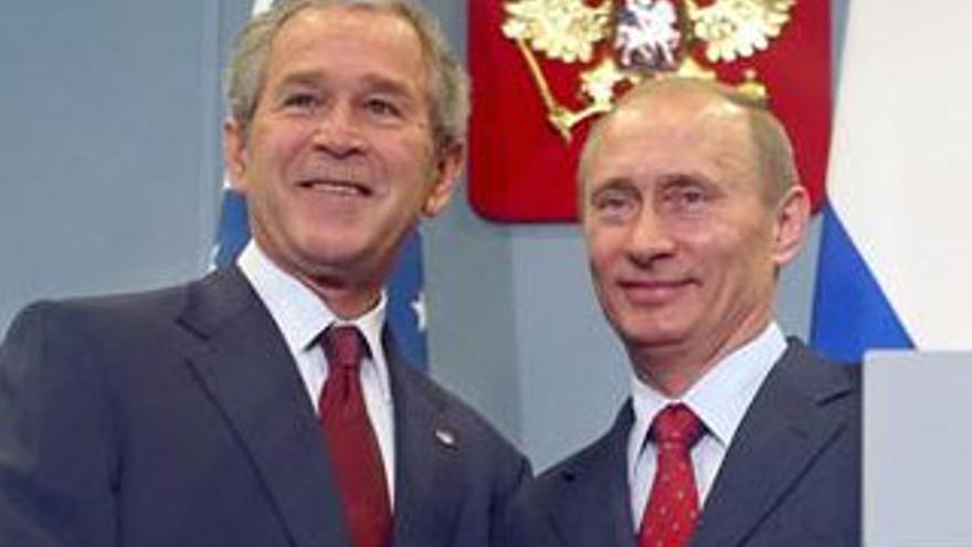 Bush y Putin ponen fin a la Guerra Fría a pesar de las diferencias