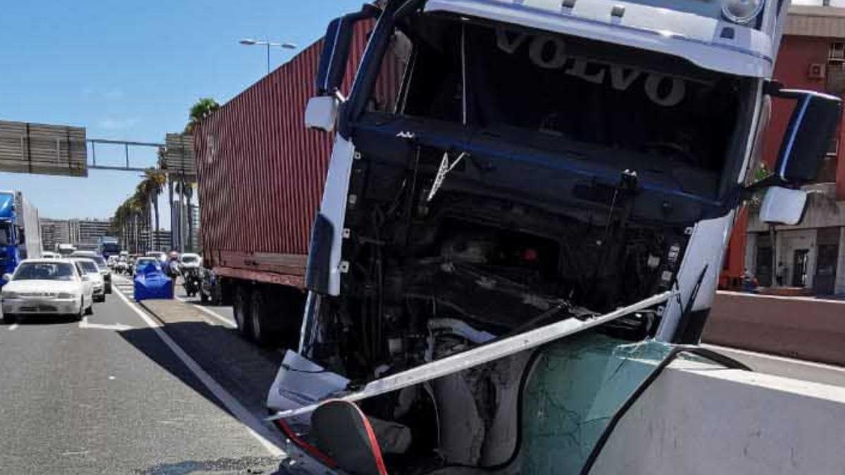 Un accidente de un camión colapsa la Avenida Marítima