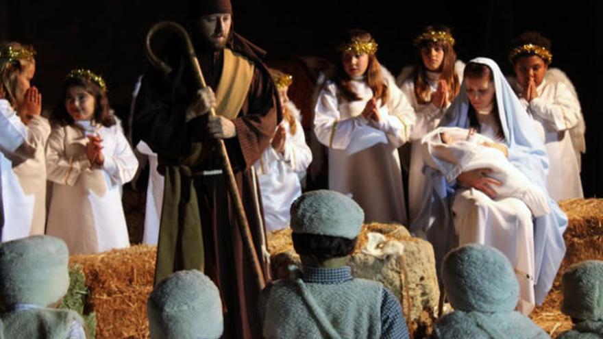 Vecinos de Almayate, caracterizados de San José, la Virgen María, pastorcillos y ángeles.