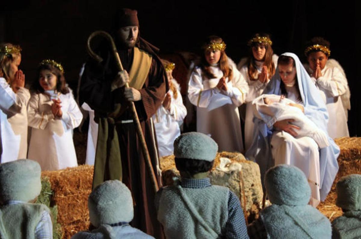 Vecinos de Almayate, caracterizados de San José, la Virgen María, pastorcillos y ángeles.