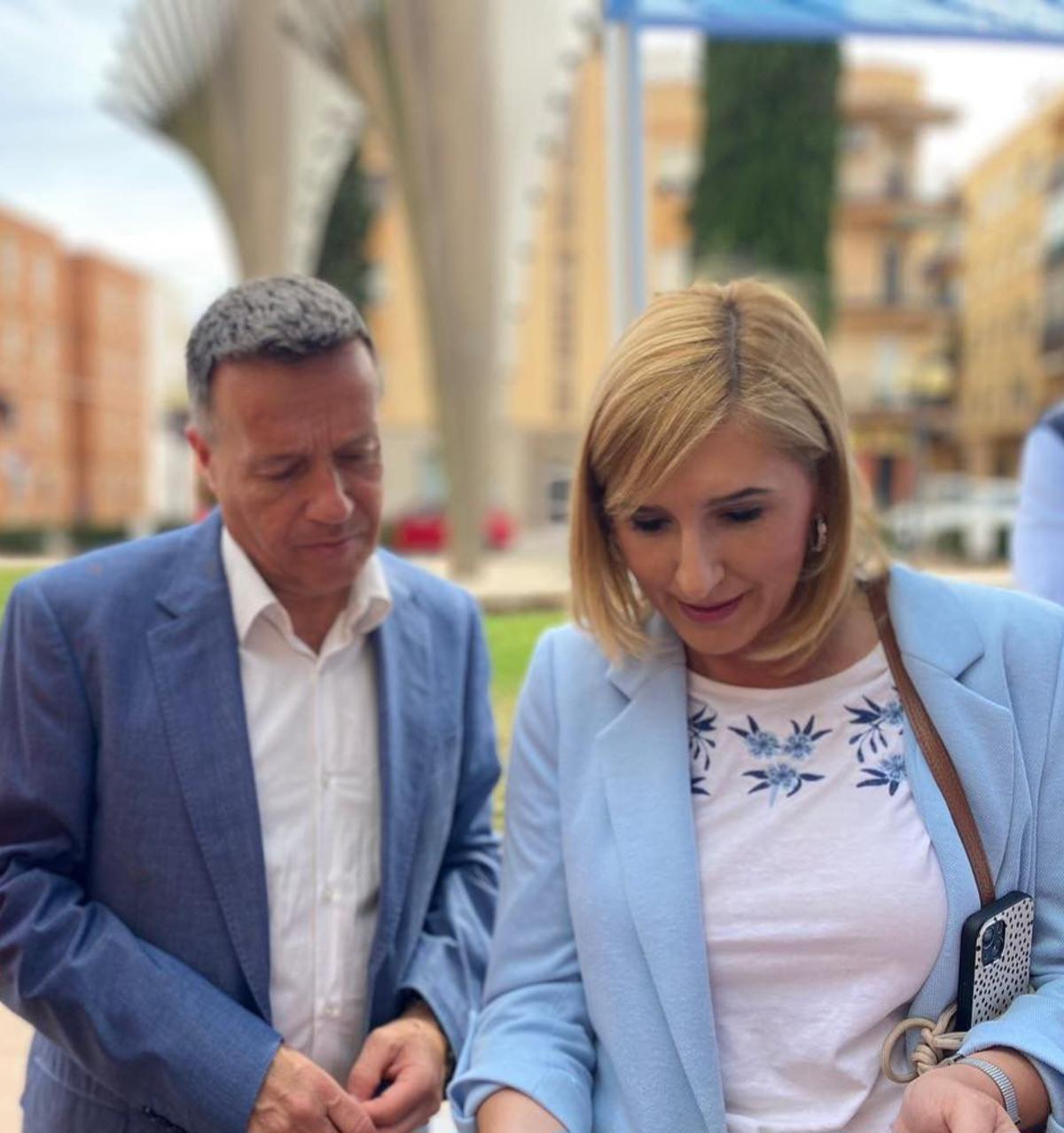 El alcalde, Jorge Monferrer, junto a la consellera Salomé Pradas.