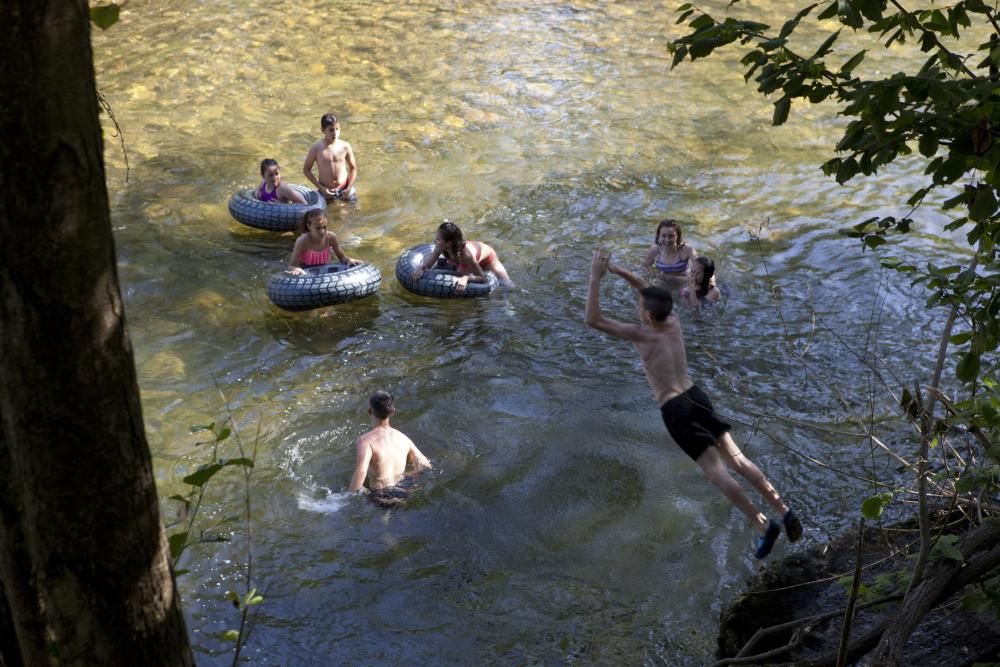 Bañistas en el río Nalón a su paso por Laviana.